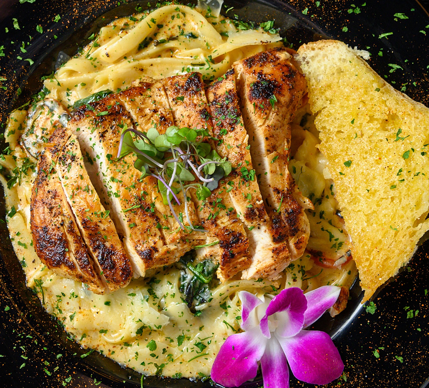 Gotti’s Cajun chicken pasta with garlic bread